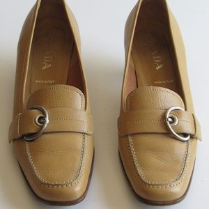 PRADA $650 Tan Leather Buckle Accent Kitten Pumps